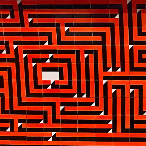 Wall maze subway